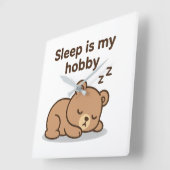 睡眠は私の趣味 – かわいいクマのキャラクターデザイン スクエア壁時計 (傾斜)