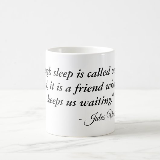 睡眠不眠の最高の友友アイロニー引用文ジュールヴェルヌ コーヒーマグカップ (中央)