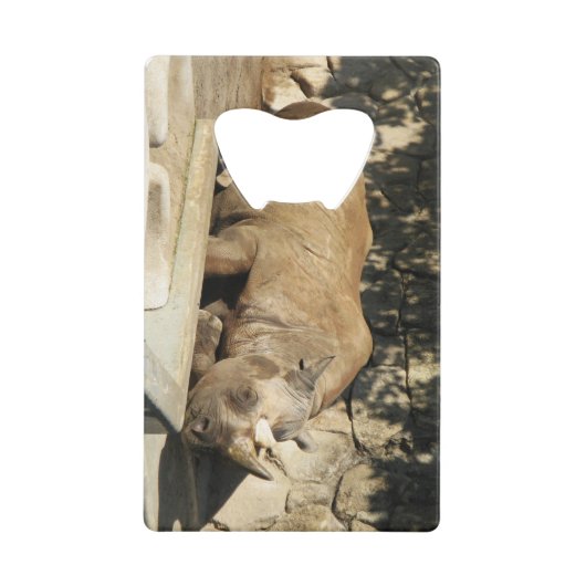 睡眠中のサイ クレジットカード栓抜き (正面)