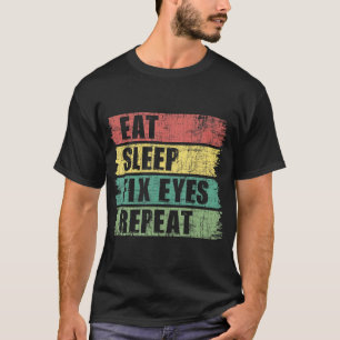睡眠食べ修定の目 – オプトメトロリストフォトメトリック眼科 Tシャツ