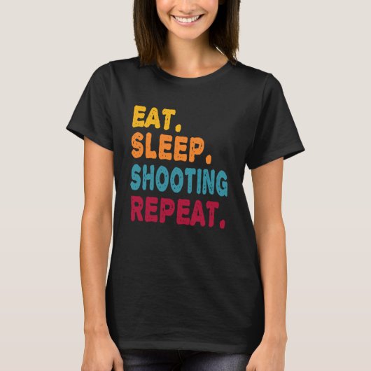 睡眠食べ射撃、 発砲リピーター男の子女スポーツP Tシャツ (正面)