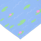 睡蓮とピンクの花が咲く、柔らかい青の池 ショートテーブルランナー (コーナー)