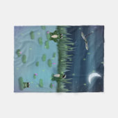 睡蓮の池のカエルたち フリースブランケット (正面(横))
