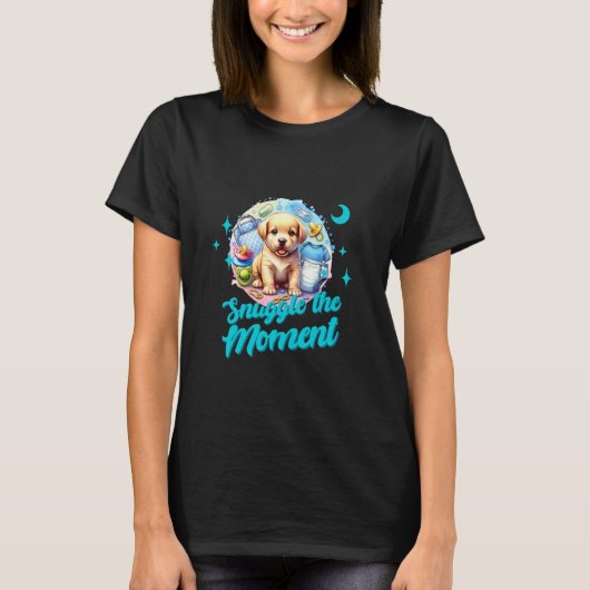 瞬間を嗅ぎ回る可愛いベビーおむつ子犬カドルD Tシャツ (正面)