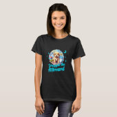瞬間を嗅ぎ回る可愛いベビーおむつ子犬カドルD Tシャツ (正面フル)