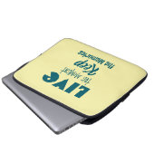 瞬間を生きる，思い出保のエレクトロニクスバッグ ラップトップスリーブ (正面下部)