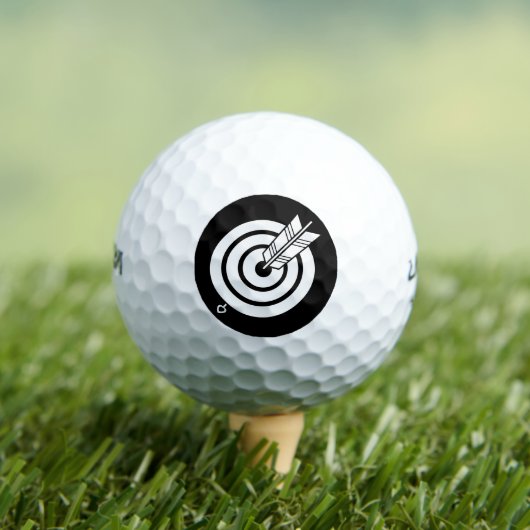 矢印がラウンドターゲットのゴルフボールをヒット ゴルフボール (インサイチュ 木)