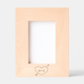 矢印とロマンチックなカップルのイニシャルが付いたハート レーザー彫刻フレーム (正面)