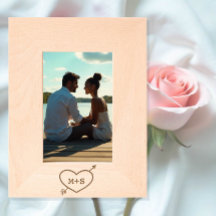 矢印とロマンチックなカップルのイニシャルが付いたハート