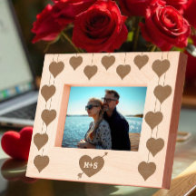 矢印とロマンチックなカップルのイニシャルが付いたラブハート