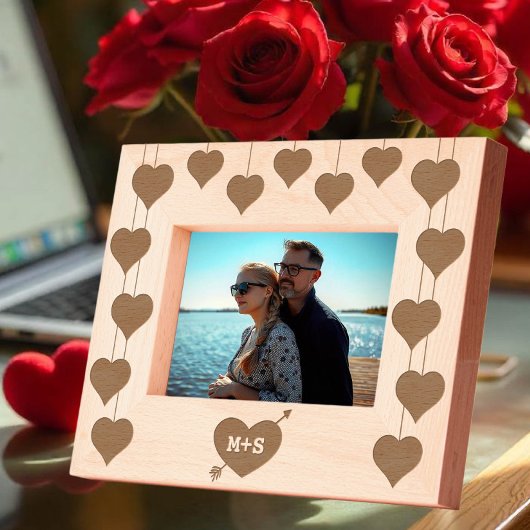 矢印とロマンチックなカップルのイニシャルが付いたラブハート レーザー彫刻フレーム