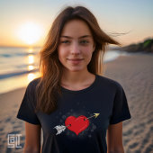 矢印を通してハートTシャツは愛 Tシャツ