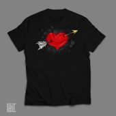 矢印を通してハートTシャツは愛 Tシャツ