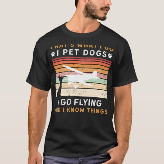 知り合いで行く飛んでいる犬を撫でおもしろいる Tシャツ (正面)