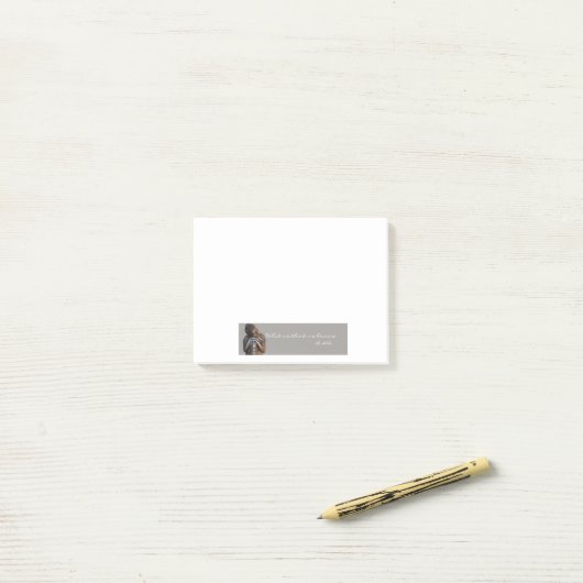 知恵の引用文の平和な銀製の仏 ポストイット (デスク上)