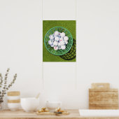 短いグリーンに座っているバスケットの中のゴルフボール ポスター (キッチン)