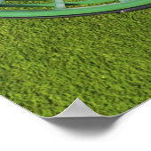 短いグリーンに座っているバスケットの中のゴルフボール ポスター (角)