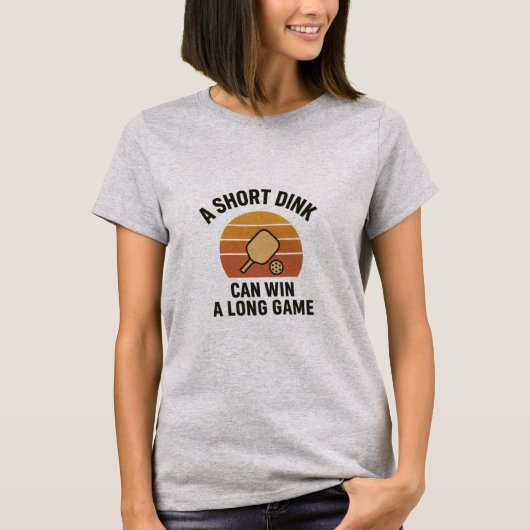 短いダンクで長いゲームに勝つ Tシャツ (正面)
