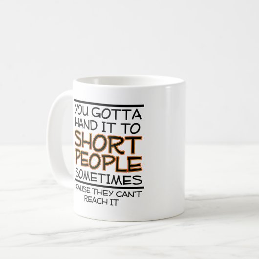 短い人々のおもしろマグカップにそれを渡して下さい コーヒーマグカップ (正面左)