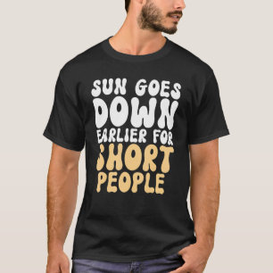 短い人々のために太陽が早く下がる Tシャツ