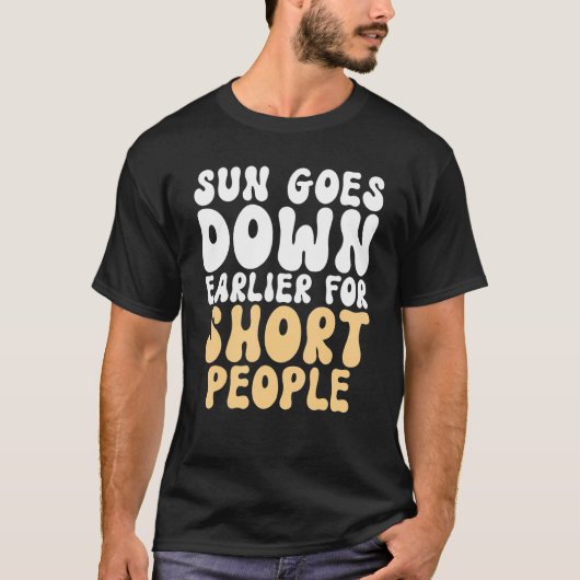 短い人々のために太陽が早く下がる Tシャツ (正面)