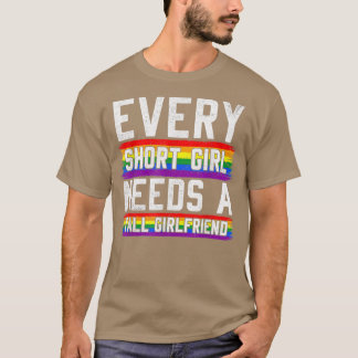 短い女の子には背の高いガールフレンドのレズビアンGが必要 Tシャツ