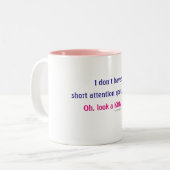 短い注意力の子猫のユーモア ツートーンマグカップ (正面左)