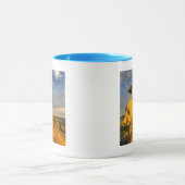 短い草の中の彫刻された悪地層 マグカップ (中央)