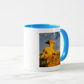 短い草の中の彫刻された悪地層 マグカップ (正面右)