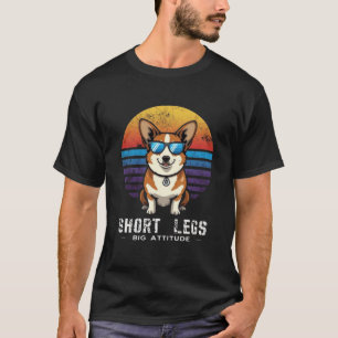 短い足に大きな態度 笑顔のコーギー犬好き Tシャツ