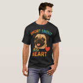 短い鼻と大きなハートのパグの犬好きの肖像画イラスト Tシャツ (正面フル)