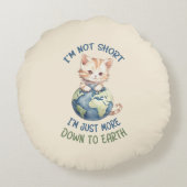 短くないし地面に落ちているのかわいい猫 ラウンドクッション (裏面)