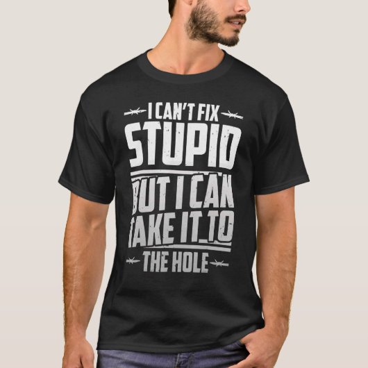 矯正官は穴の中に持っていける Tシャツ (正面)