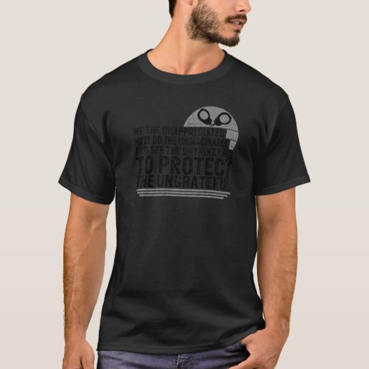 矯正官 私たち過小評価された手錠 Tシャツ (正面)