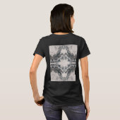 石から生まれた神話 – 左右対称の暗い風景 Tシャツ (裏面フル)