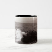 石に対して衝突する海の波 ツートーンマグカップ (中央)