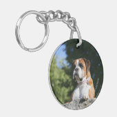 石に置いているボクサー犬 キーホルダー (正面左)