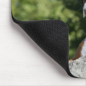 石に置いているボクサー犬 マウスパッド (コーナー)