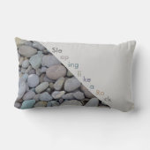 石のように眠るスタイリッシュな小石の石の枕 ランバークッション (裏面)