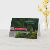 石のトレッスルの誕生日に赤い列車 カード (黄色い花)