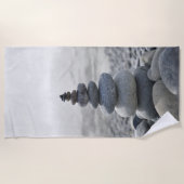 石のバランス小石の座禅 ビーチタオル (正面)