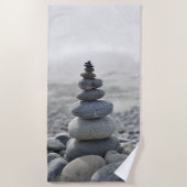 石のバランス小石の座禅 ビーチタオル (正面)