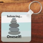 石のバランス キーホルダー (裏面)