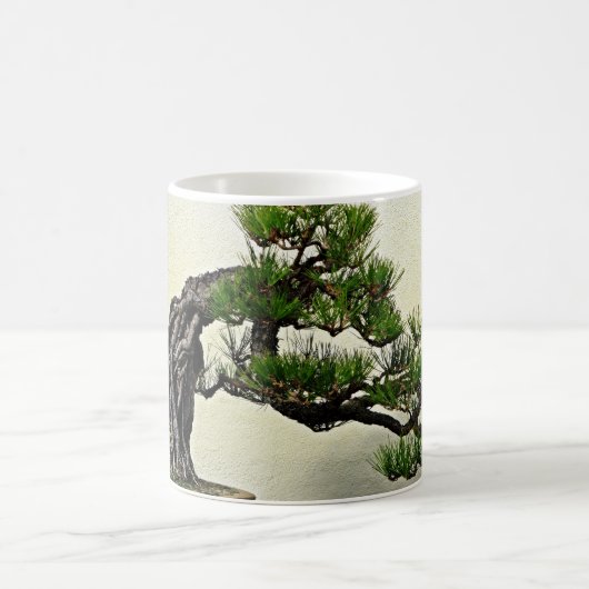 石のマツ盆栽の木上の根 コーヒーマグカップ (中央)