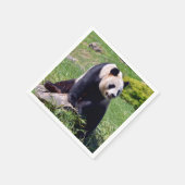 石の上に座っているジャイアントパンダ スタンダードカクテルナプキン (角)