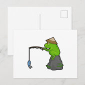 石の上に座るカエルと釣り竿と魚 ポストカード (正面/裏面)