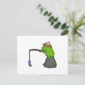 石の上のカエル 釣り竿と魚で釣りをしながら ポストカード (スタンド正面)