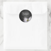 石の上の切り立った花と引用文やる気を起こさせる ラウンドシール (バッグ)