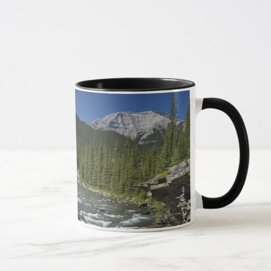 石の棚および山が付いている滝 マグカップ (右)