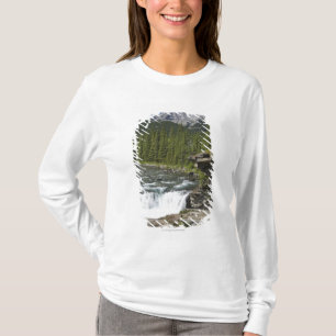 石の棚および山が付いている滝 Tシャツ
